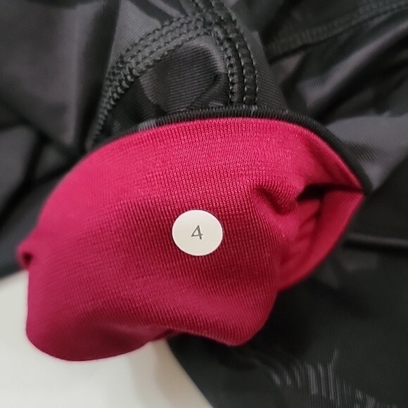 LULULEMON Wunder Under Brisk Bloom Crops size 4 - Picture 6 of 6